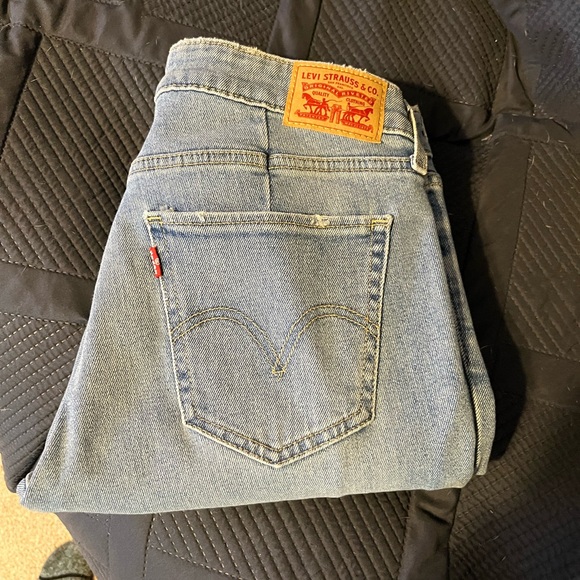 Levi's Denim - EUC LEVI 711  MID RISE SKINNY ANKLE 30/27
